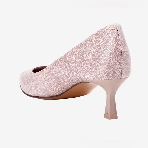 Katy Perry

The Golden Pump - Picture 4 of 11